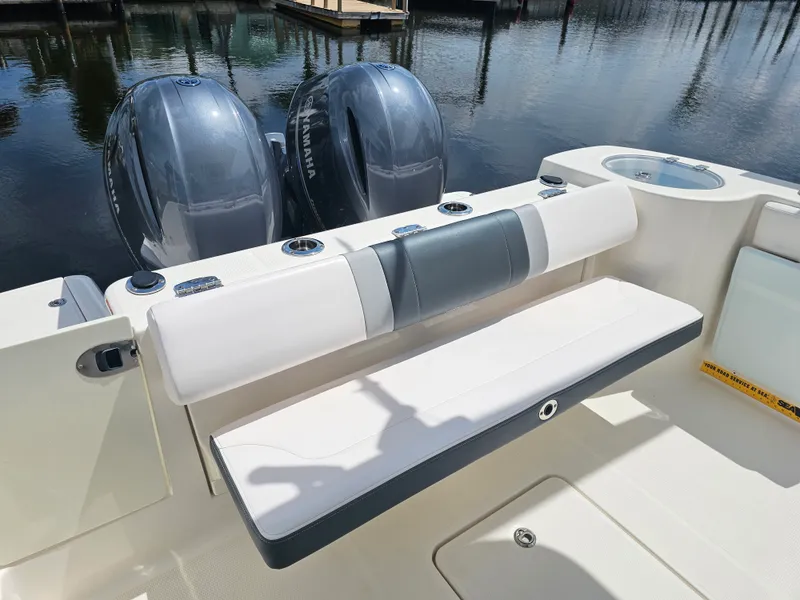 Slide: The Image of Robalo R272 2020 - 14