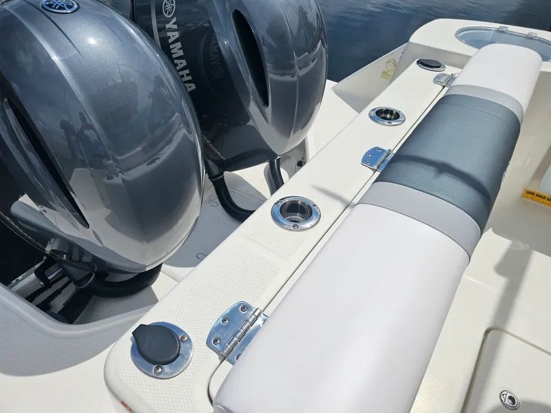 Slide: The Image of Robalo R272 2020 - 16