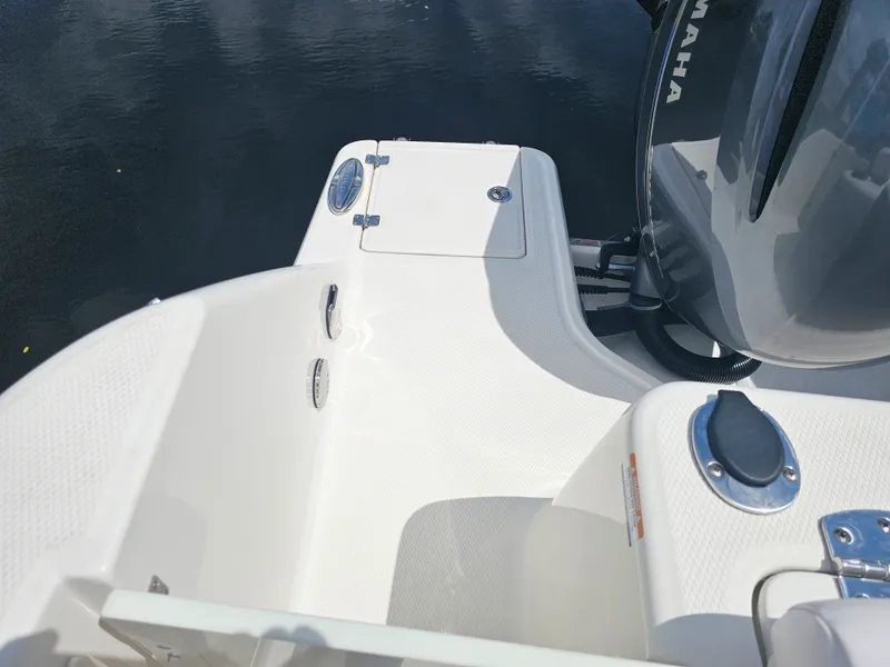 Slide: The Image of Robalo R272 2020 - 17