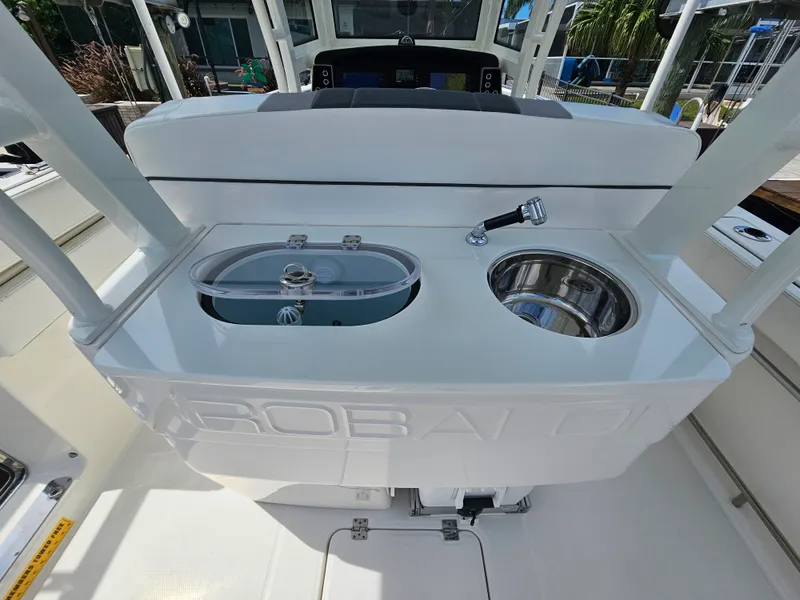 Slide: The Image of Robalo R272 2020 - 21