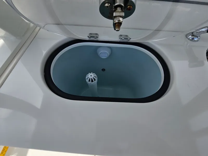 Slide: The Image of Robalo R272 2020 - 26