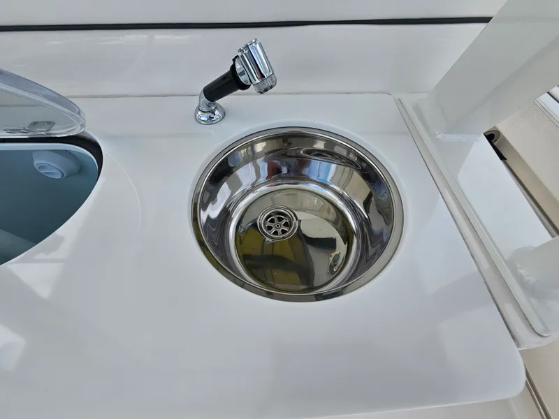 Slide: The Image of Robalo R272 2020 - 27