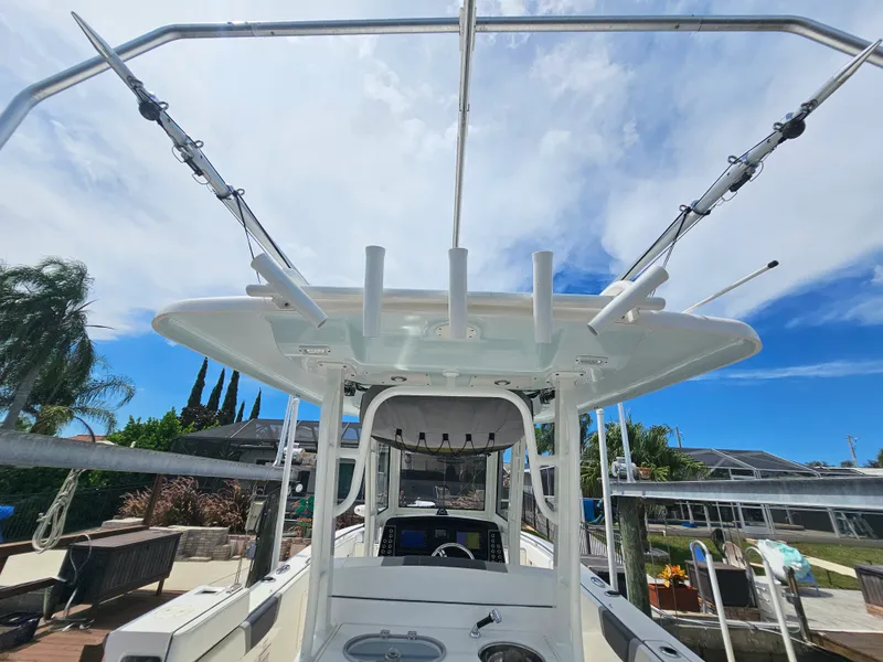 Slide: The Image of Robalo R272 2020 - 30