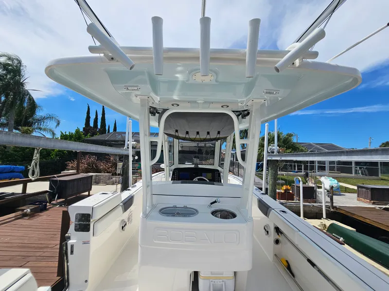 Slide: The Image of Robalo R272 2020 - 31