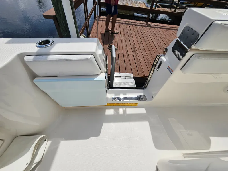 Slide: The Image of Robalo R272 2020 - 34