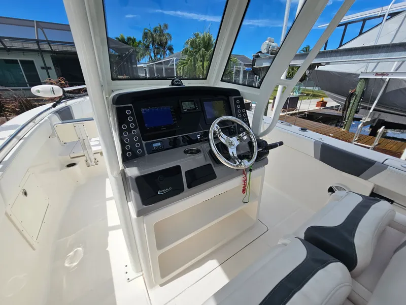 Slide: The Image of Robalo R272 2020 - 36