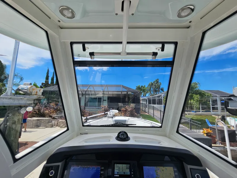 Slide: The Image of Robalo R272 2020 - 41