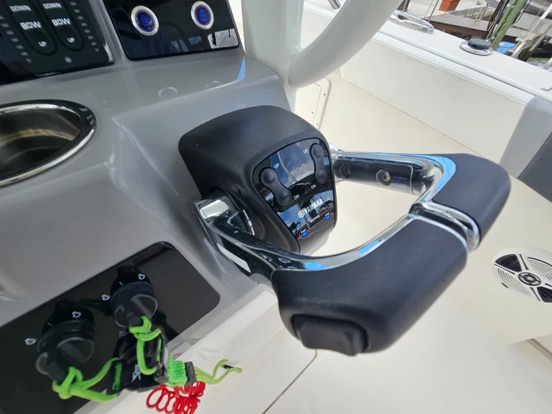 Slide: The Image of Robalo R272 2020 - 50