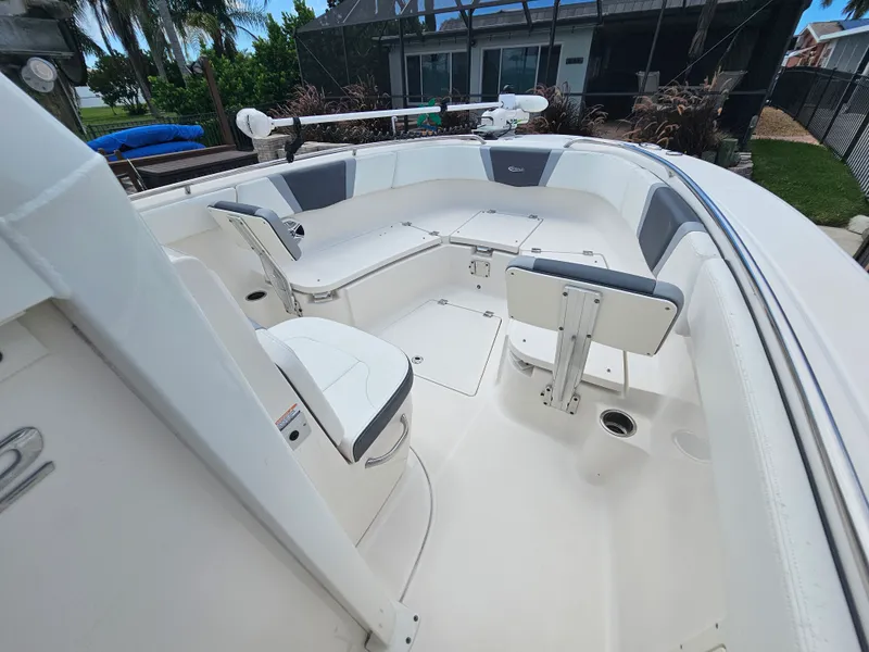 Slide: The Image of Robalo R272 2020 - 51