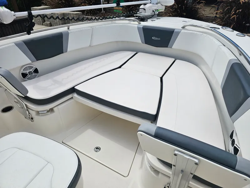 Slide: The Image of Robalo R272 2020 - 53