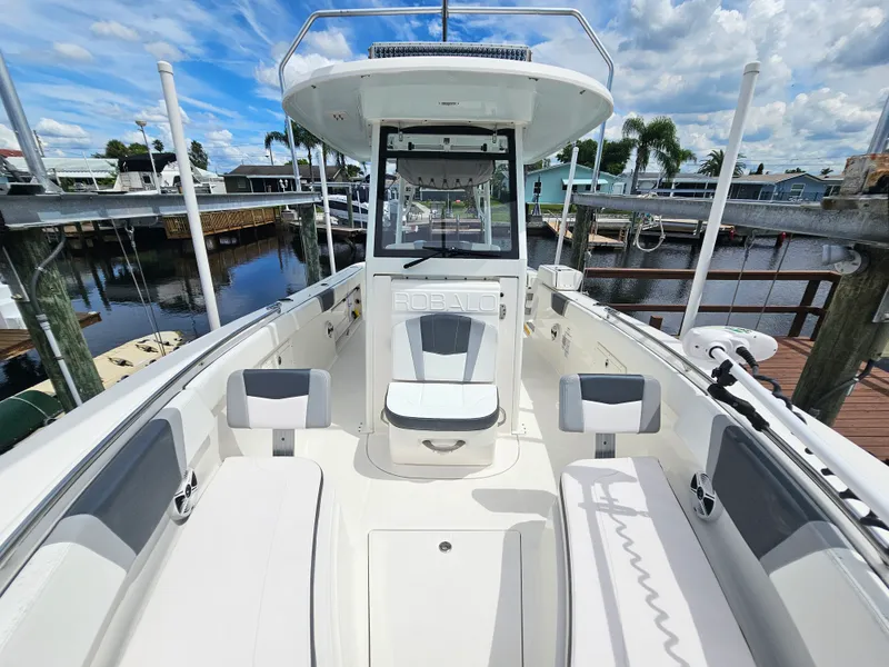 Slide: The Image of Robalo R272 2020 - 64