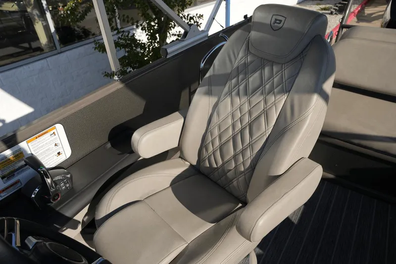 Slide: The Image of Premier 250 Intrigue 2023 - 18