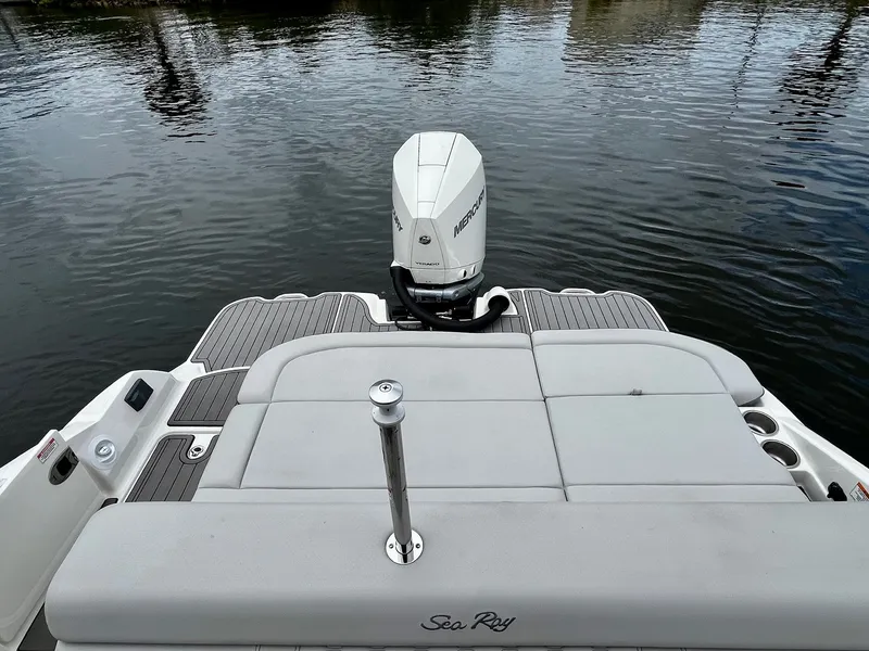 Slide: The Image of Sea Ray 270 SDX OUTBOARD 2024 - 13