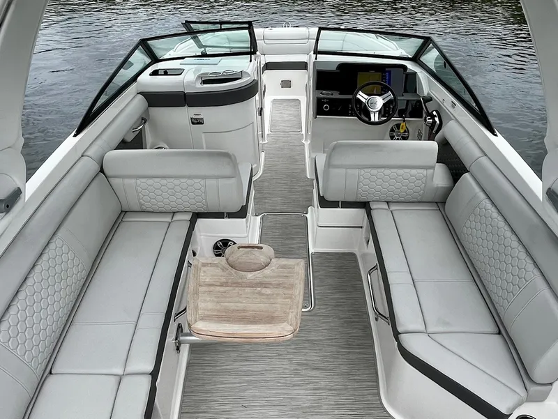 Slide: The Image of Sea Ray 270 SDX OUTBOARD 2024 - 6