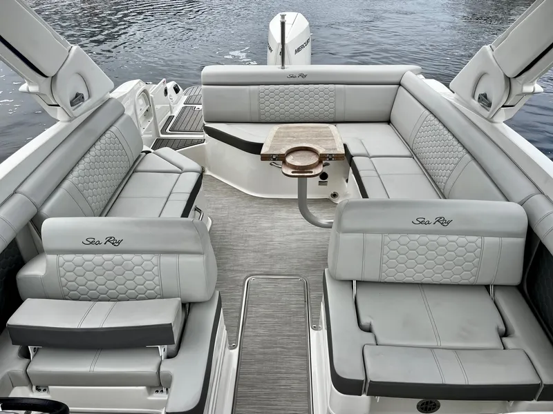 Slide: The Image of Sea Ray 270 SDX OUTBOARD 2024 - 7