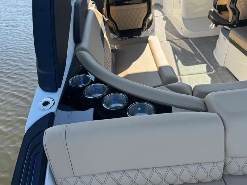 Slide: The Image of Sea Ray SLX 260 2026 - 10