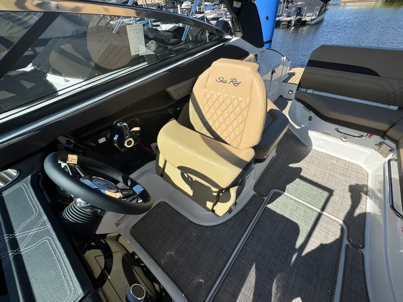 Slide: The Image of Sea Ray SLX 260 2026 - 13