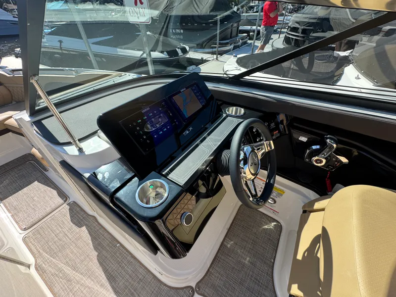 Slide: The Image of Sea Ray SLX 260 2026 - 14