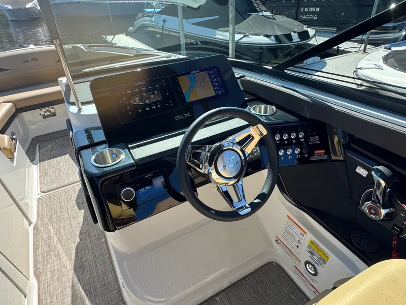 Slide: The Image of Sea Ray SLX 260 2026 - 15