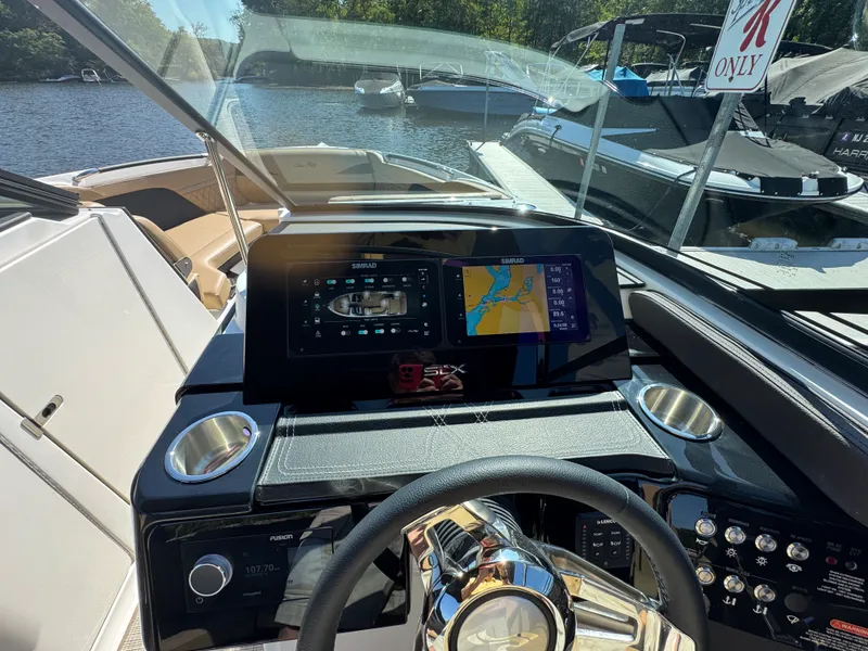 Slide: The Image of Sea Ray SLX 260 2026 - 16