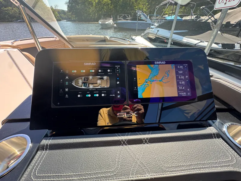 Slide: The Image of Sea Ray SLX 260 2026 - 17