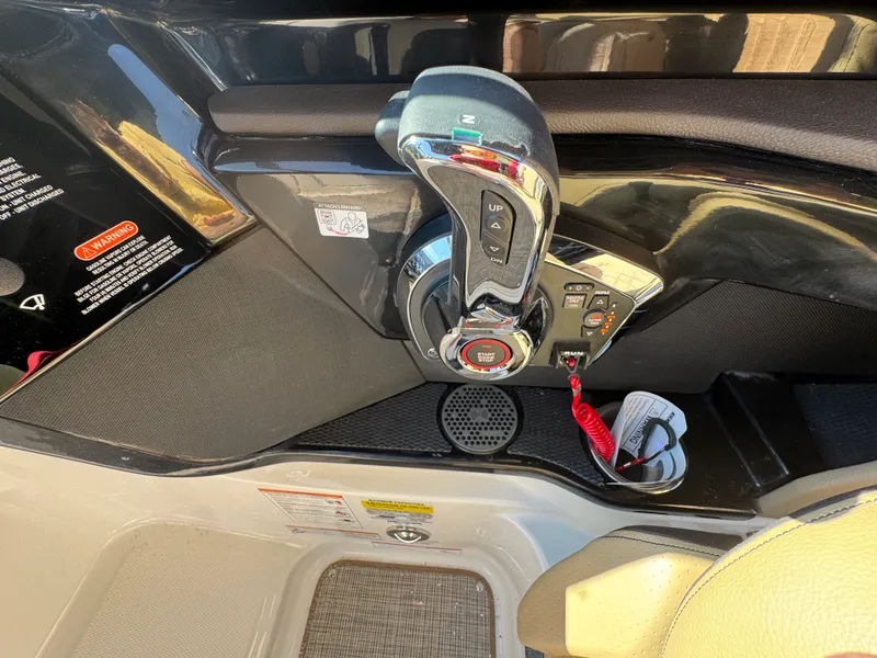 Slide: The Image of Sea Ray SLX 260 2026 - 18