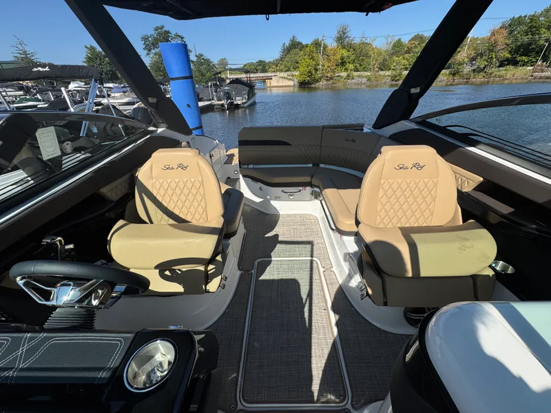 Slide: The Image of Sea Ray SLX 260 2026 - 19