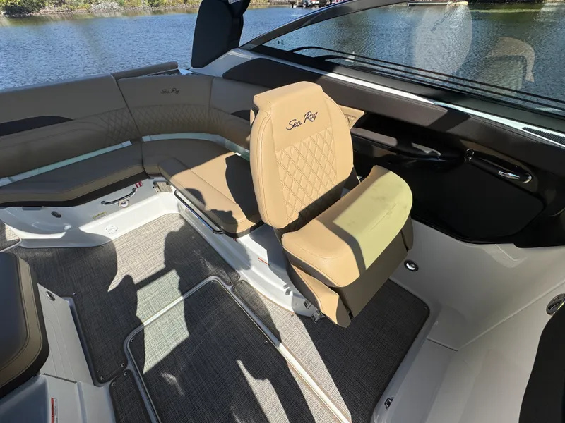 Slide: The Image of Sea Ray SLX 260 2026 - 21