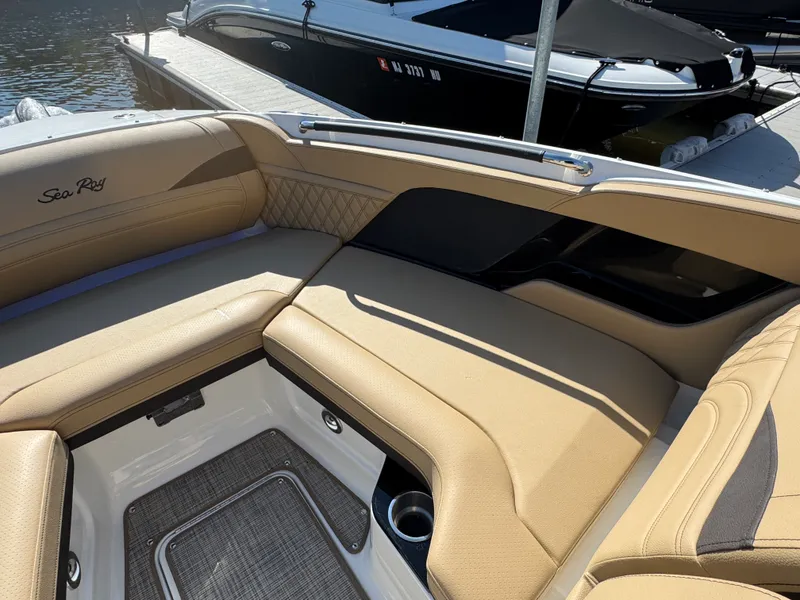 Slide: The Image of Sea Ray SLX 260 2026 - 26