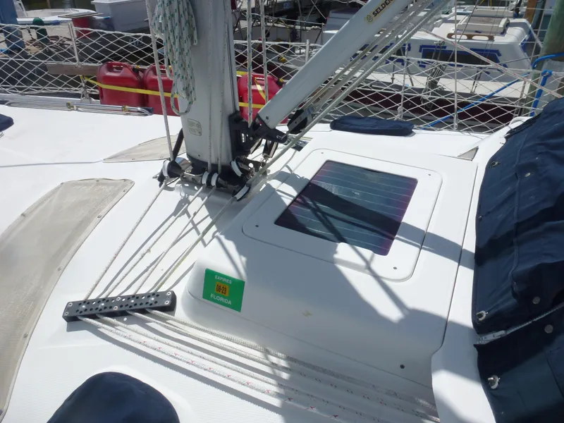 Slide: The Image of 2001 Hunter 420 Passage sailboat deck with rigging and hatch. - 5