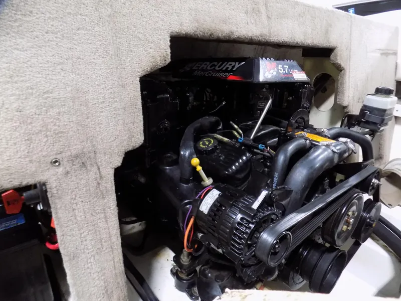 Slide: The Image of 2001 Chaparral 216 SSi boat engine, Mercury MerCruiser 5.7 liter, detailed view. - 15