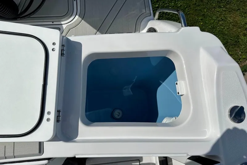 Slide: The Image of 2024 Blackfin 302 DC boat livewell compartment. - 12
