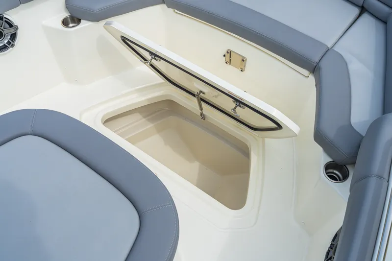 Slide: The Image of Boston Whaler 330 Outrage 2026 - 15