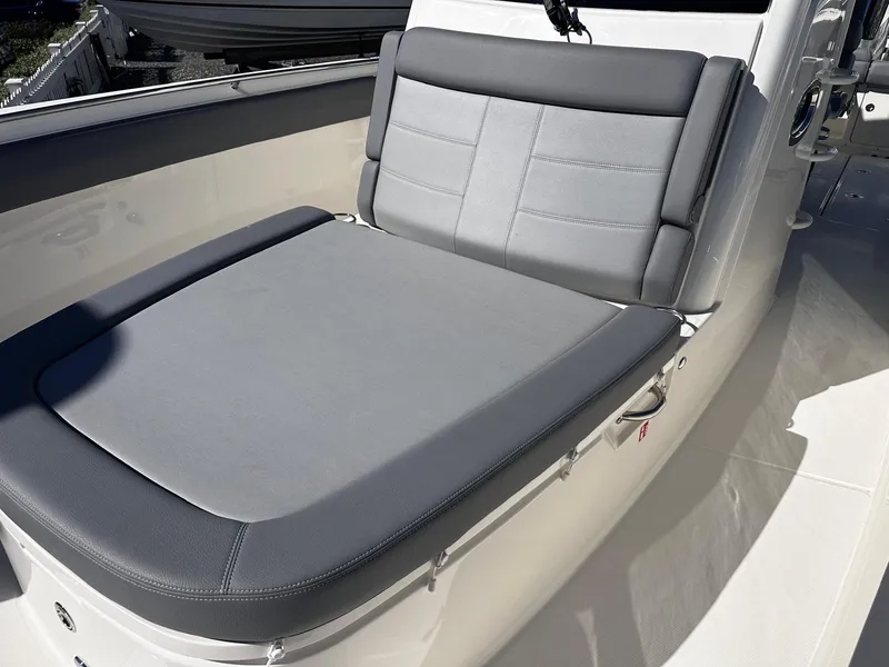 Slide: The Image of Boston Whaler 330 Outrage 2026 - 16