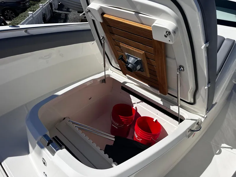 Slide: The Image of Boston Whaler 330 Outrage 2026 - 17