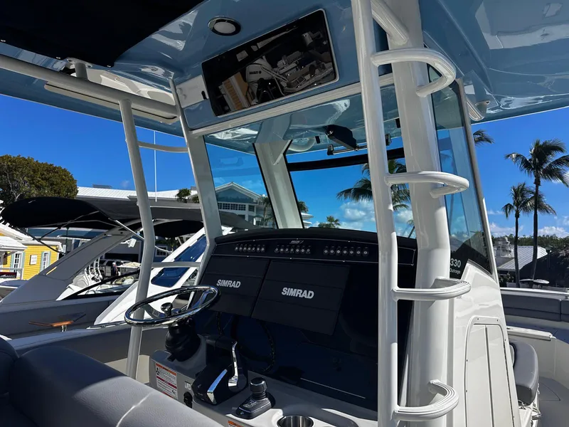 Slide: The Image of Boston Whaler 330 Outrage 2026 - 20