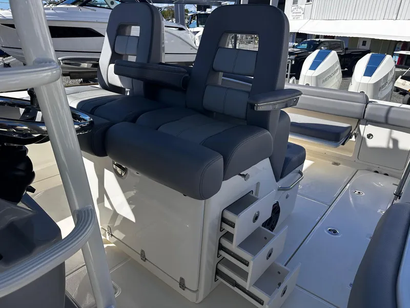 Slide: The Image of Boston Whaler 330 Outrage 2026 - 24