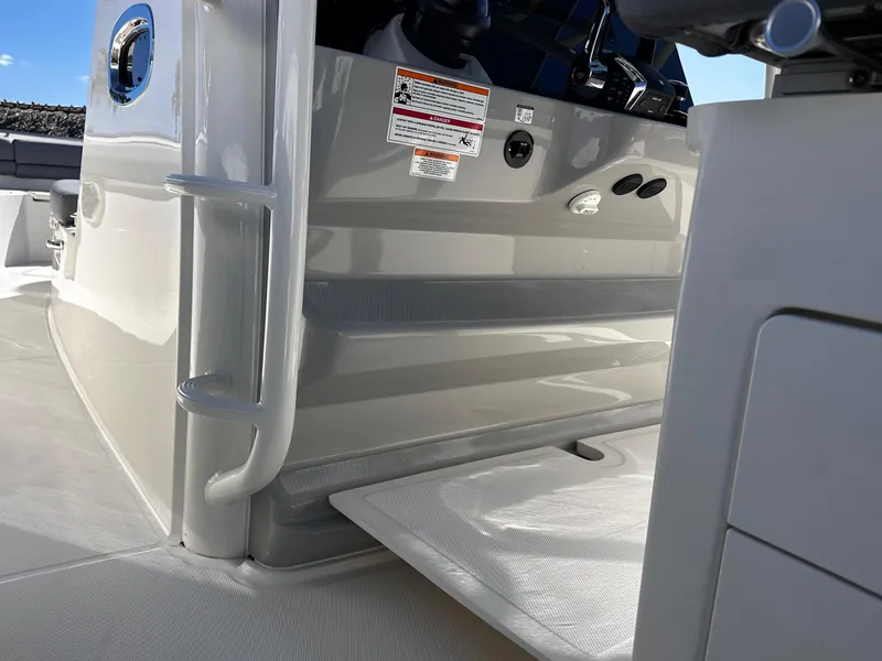 Slide: The Image of Boston Whaler 330 Outrage 2026 - 25