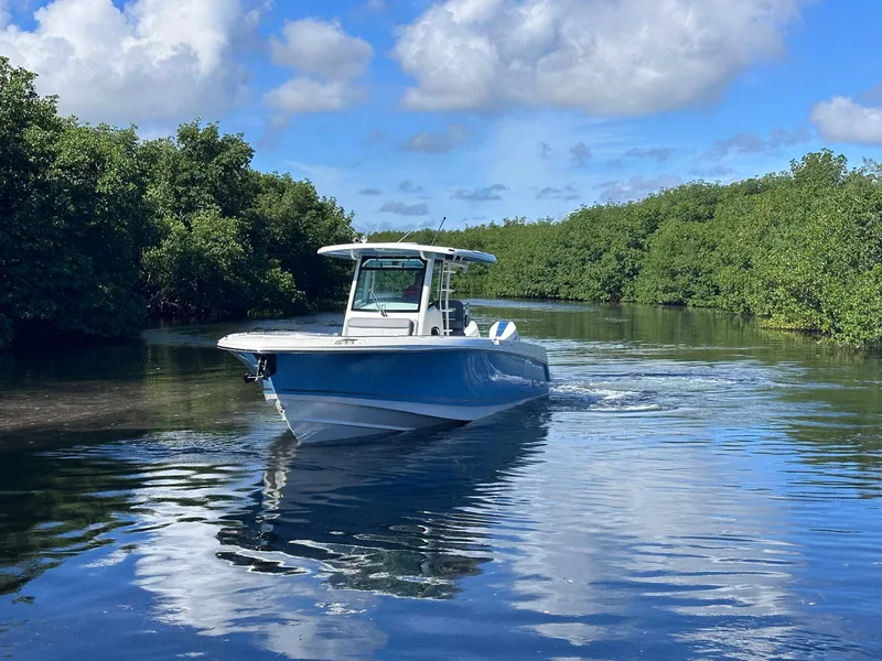 Slide: The Image of Boston Whaler 330 Outrage 2026 - 3