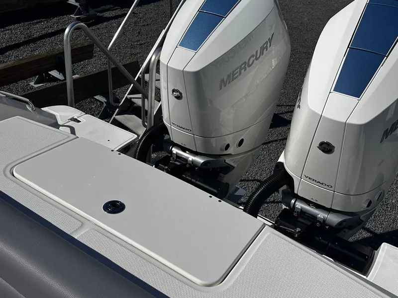 Slide: The Image of Boston Whaler 330 Outrage 2026 - 31
