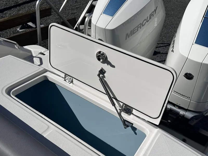 Slide: The Image of Boston Whaler 330 Outrage 2026 - 32