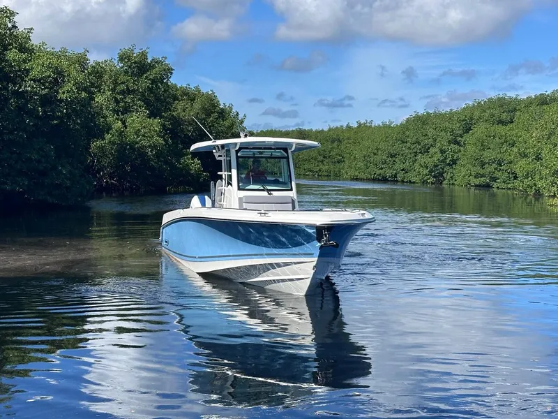 Slide: The Image of Boston Whaler 330 Outrage 2026 - 5