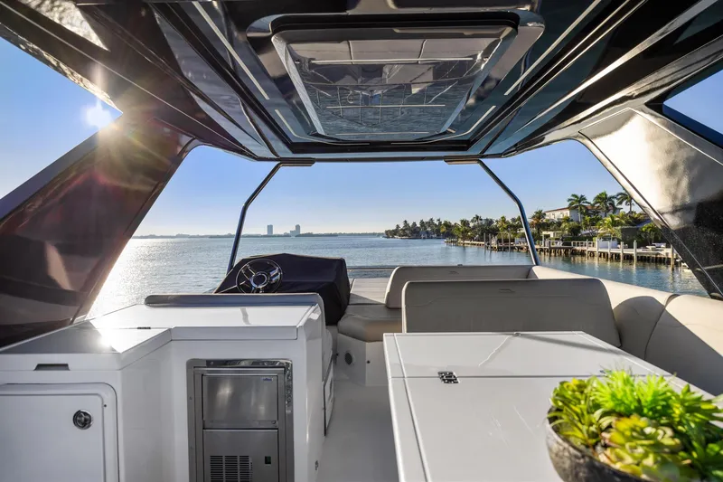 Slide: The Image of Galeon 50 FLY 2025 - 52