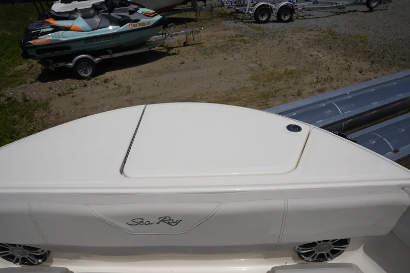 Slide: The Image of Sea Ray SDX 270 2026 - 28