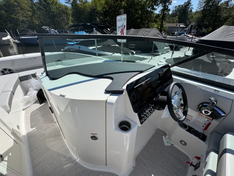 Slide: The Image of Sea Ray SDX 270 2026 - 10