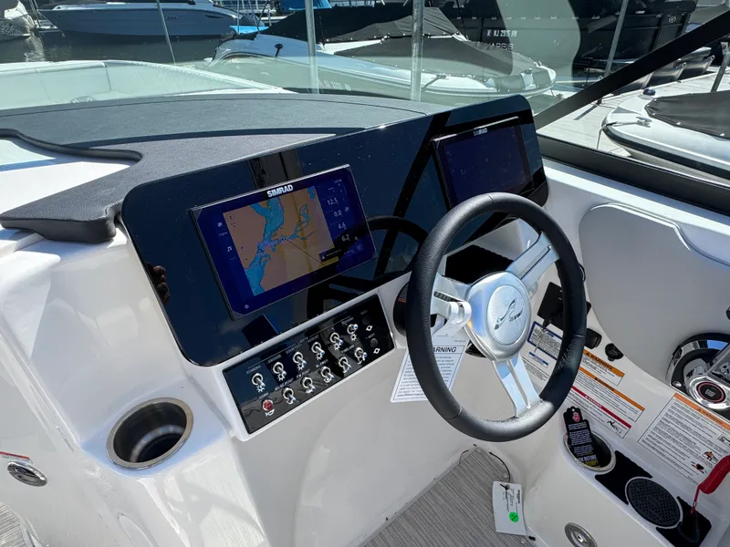 Slide: The Image of Sea Ray SDX 270 2026 - 15