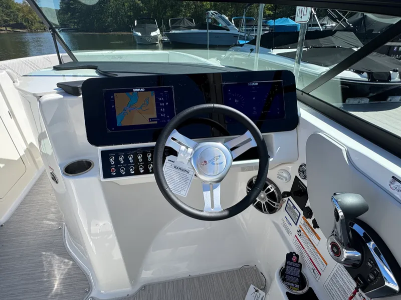 Slide: The Image of Sea Ray SDX 270 2026 - 16