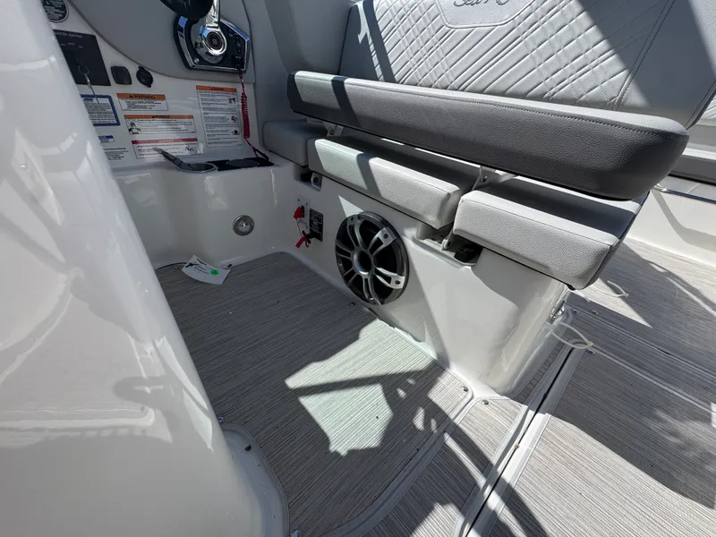 Slide: The Image of Sea Ray SDX 270 2026 - 17