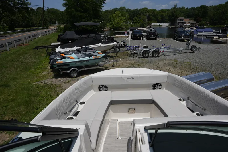 Slide: The Image of Sea Ray SDX 270 2026 - 27