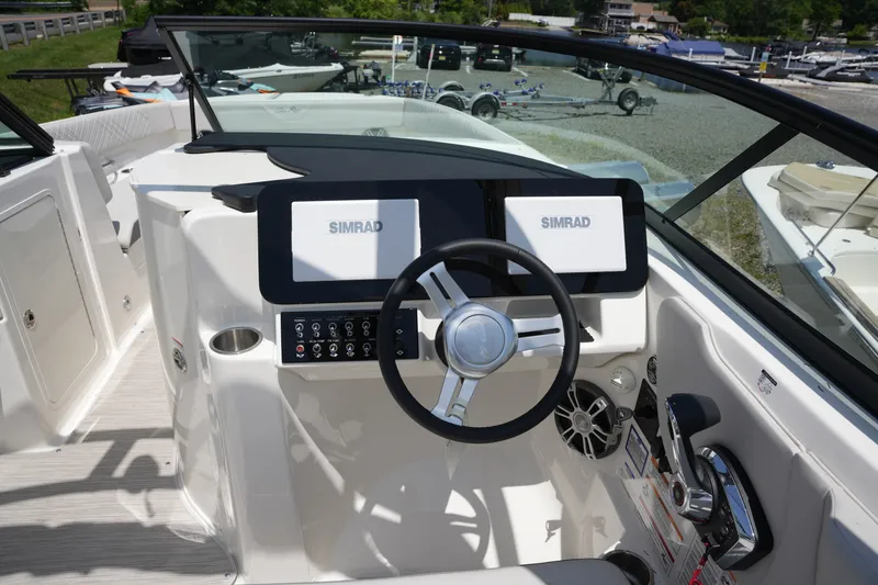 Slide: The Image of Sea Ray SDX 270 2026 - 19